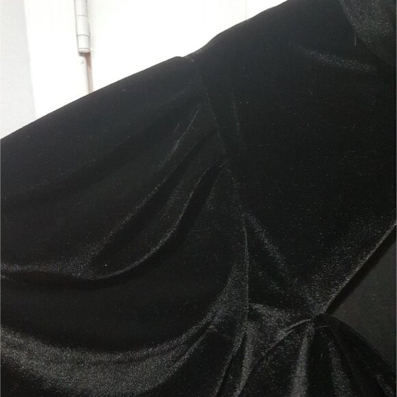 {Blogger Favorite!} Zara | Black Velvet Mini Dress with cutout - Picture 5 of 10